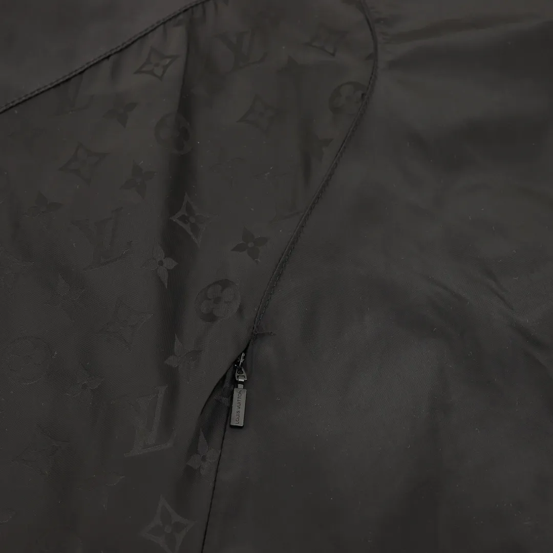 🅿️570 Louis Vuitton/Louis Vuitton presbyopia all-over printed windbreaker zipper jacket. Purchase the original version and have it printed immediately. The fabric is made of custom densely spun technical fabric that is light and thin, and the upper body is silky and breathable. Infrared positioning cutting, workwear-style windbreaker design, the upper body is invincible and versatile. All details are customized and developed, and all hardware and accessories are restored to ZP. Size：XS-L